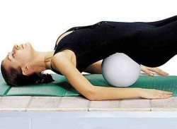 L'esercizio con un cuscino sotto la parte bassa della schiena